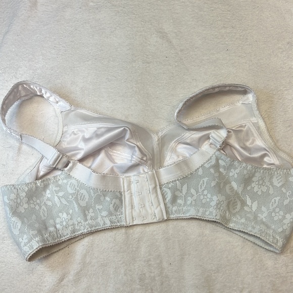 Playtex Style 4693 White Wirefree Bra in Size 42C. Wide Straps. EUC. - Picture 3 of 4